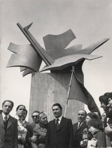 Milano - Quartiere Isola - Via Sassetti - Inaugurazione del monumento ai caduti con il sindaco Aldo Aniasi