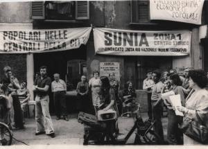 Milano - Via Alessi 10 - Manifestazione per la casa organizzata dal Sunia (Sindacato Unitario Nazionale Inquilini ed Assegnatari) contro le vendite frazionate e le speculazioni immobiliari - Presidio davanti allo stabile - Striscioni