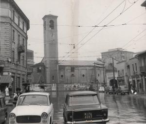 Milano - Piazza Dergano - Strade allagate - Chiesa con tetto in lamiera