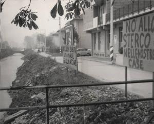 San Giuliano Milanese - Frazione Borgo Lombardo - Redefossi - Cartelli di protesta sull'argine del canale