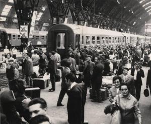 Milano - Stazione Centrale - Interno - Banchine del treno - Folla di emigranti