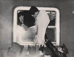 Emigranti tornano per le feste natalizie - Stazione - Uomo sul treno bacia un neonato dal finestrino