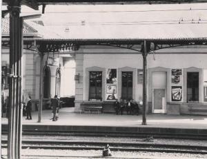 Briga - Stazione Ferroviaria - Emigranti italiani sulla banchina - Cartelli pubblicitari