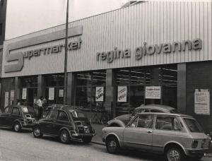 Milano - Viale Regina Giovanna - Supermercato Supermarket (Esselunga) - Facciata - Sciopero dei lavoratori - Cartelli di scuse della direzione appesi alle vetrine - Insegna Supermarket