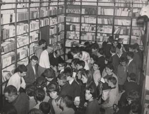 Bologna - Libreria scolastica - Interno - Folla genitori con ragazzi