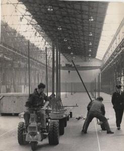 Milano - 43 Fiera Campionaria del 1965 - Interno - Allestimento stand - Operai al lavoro