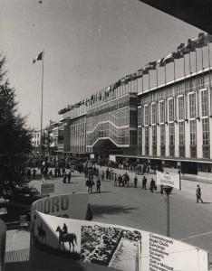 Milano - 48 Fiera Campionaria 1970 - Viale Industria - Palazzo delle Nazioni - Inaugurazione con alzabandiera - Folla di visitatori davanti all'ingresso