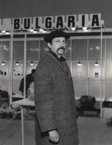 Milano - Fiera Campionaria - Interno - Stand Bulgaria, Ritratto maschile - Il pittore Atanas Neicov realizzatore degli stand bulgari