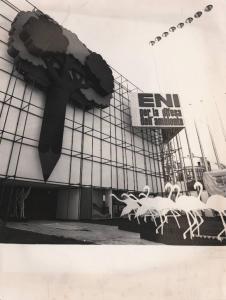 Milano - 51 Fiera Campionaria 1973 - Padiglione Eni - Facciata con sculture di fenicotteri