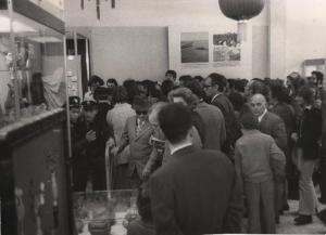 Milano - 52 Fiera Campionaria 1974 - Interno - Padiglione cinese - Folla di visitatori in coda