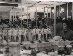 Milano - 52 Fiera Campionaria 1974 - Giorno di apertura - Interno - Padiglione cinese - Folla di visitatori