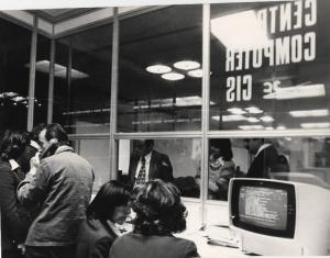 Milano - 55 Fiera Campionaria 1977 - Interno - Centro computer - Impiegate al lavoro