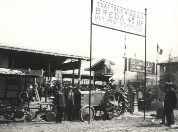 Milano - Fiera campionaria del 1923 - Tettoia delle macchine agricole - Stand della Breda - Trattrice agricola Breda 40 HP