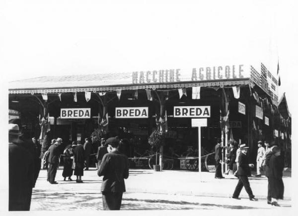Milano - Fiera campionaria del 1937 - Tettoia delle macchine agricole - Stand della Breda
