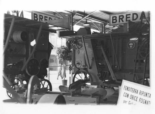 Milano - Fiera campionaria del 1939 - Tettoia delle macchine agricole - Stand della Breda
