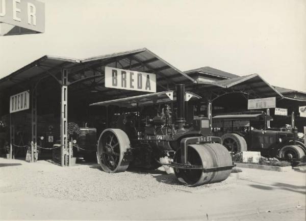 Milano - Fiera campionaria del 1950 - Tettoia delle macchine agricole - Stand della Breda