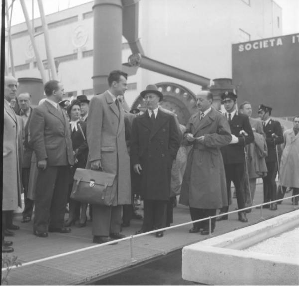 Milano - Fiera campionaria del 1950 - Padiglione della Breda - Visita del ministro Giuseppe Pella e del direttore americano del piano Marshal James Zellerbach