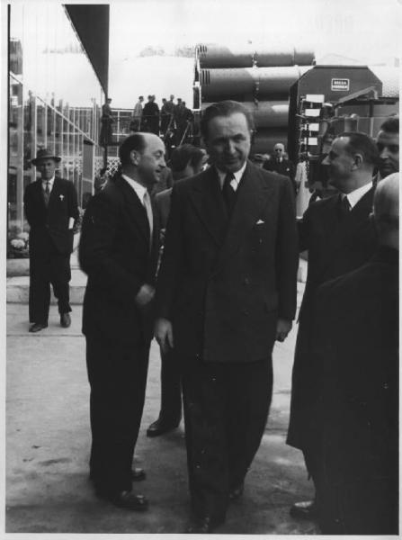 Milano - Fiera campionaria del 1951 - Padiglione della Breda - Visita del ministro del Tesoro Giuseppe Pella