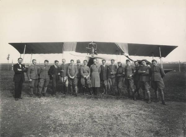 Sesto San Giovanni - Scuola per aviatori Breda - Allievi - Ritratto di gruppo con Giovanni Breda