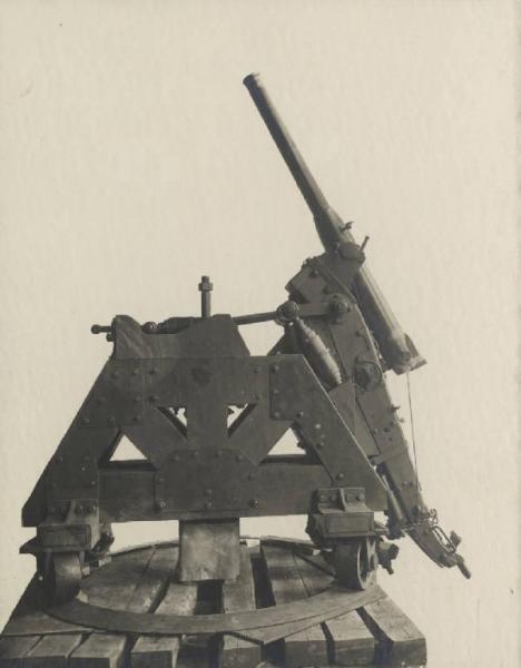 Ernesto Breda (Società) - Cannone antiaereo montato su affusto girevole