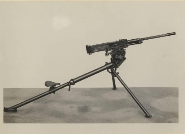 Ernesto Breda (Società) - Mitragliatrice pesante calibro 7.92 mm su cavalletto da postazione trasformabile in antiaereo