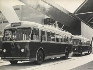 Milano - Fiera campionaria del 1953 - Padiglione della Breda - Esterno - Autobus