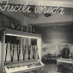Milano - Fiera campionaria del 1953 - Stand della Breda Meccanica Bresciana - Fucili