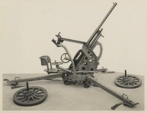 Ernesto Breda (Società) - Mitragliatrice calibro 20 mm su affusto a treppiede in posizione di tiro antiaereo