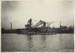 Ernesto Breda (Società) - Costruzioni per la marina militare - Serie di Pontoni salpancore da 50 tonnellate con gru girevole da 15 tonnellate