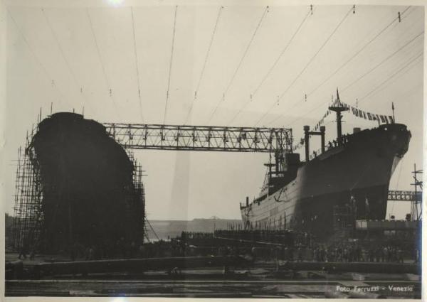 Marghera - Cantiere navale Breda - Costruzioni per la marina mercantile - Motonavi da carico Danesi da 5500 tonnellate sullo scalo