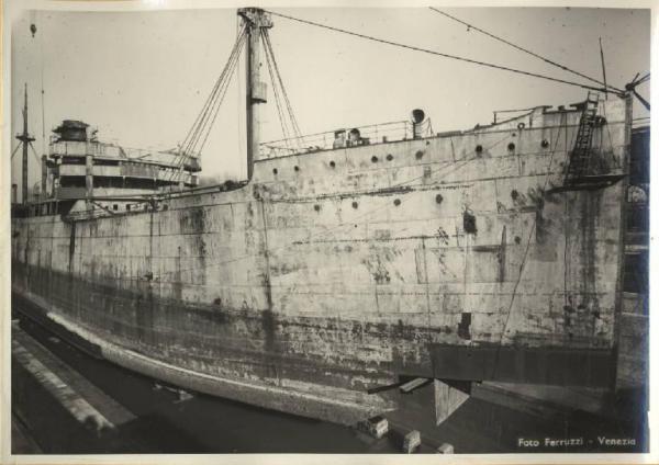 Marghera - Cantiere navale Breda - Riparazioni navali - Piroscafo "Ernesto" da 12.000 tonnellate in bacino