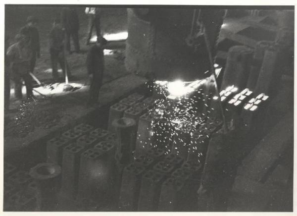 Sesto San Giovanni - Società italiana Ernesto Breda per costruzioni meccaniche (Sieb) - Sezione IV siderurgica - Acciaieria - Colata dell'acciaio fuso nelle lingottiere