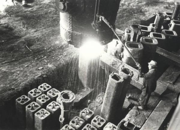 Sesto San Giovanni - Società italiana Ernesto Breda per costruzioni meccaniche (Sieb) - Sezione IV siderurgica - Acciaieria - Colata dell'acciaio fuso nelle lingottiere