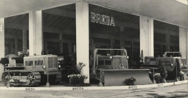 Milano - Fiera campionaria del 1954 - Padiglione delle macchine per l'agricoltura - Stand della Breda