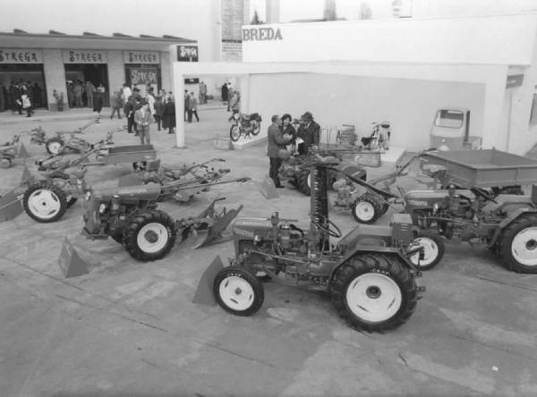 Milano - Fiera campionaria del 1962 - Padiglione della Breda - Esterno - Macchine agricole