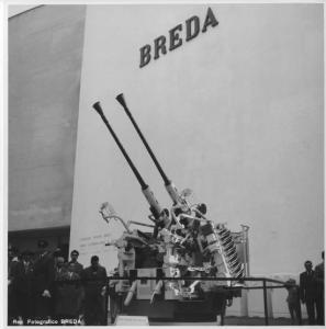 Milano - Fiera campionaria del 1956 - Padiglione della Breda - Esterno - Cannone navale