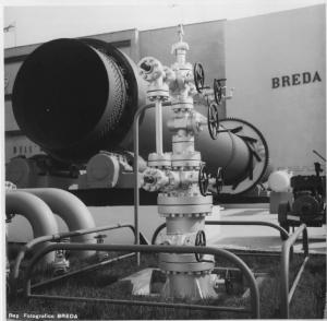 Milano - Fiera campionaria del 1956 - Padiglione della Breda - Esterno - Testa di pozzo per idrocarburi