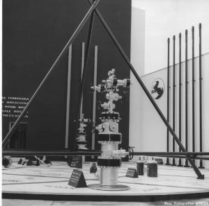 Milano - Fiera campionaria del 1960 - Padiglione della Breda - Aste di perforazione e testa di pozzo per idrocarburi