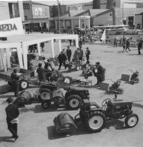 Milano - Fiera campionaria del 1961 - Padiglione della Breda - Esterno - Macchine agricole