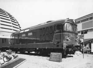 Milano - Fiera campionaria del 1968 - Padiglione della Breda - Esterno - Locomotiva diesel-elettrica del gruppo D.343