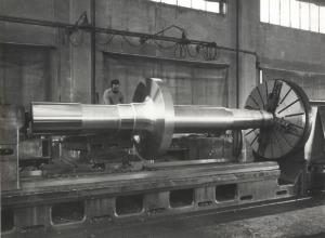 Sesto San Giovanni - Finanziaria Ernesto Breda (Feb) - Breda fucine - Lavorazione di un grande pezzo in acciaio per turbina