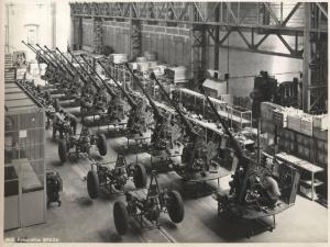 Saronno - Fabbrica automobili Isotta Fraschini e motori Breda - Reparto montaggio cannoni contraerei "Bofors"