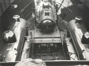 Porto di Genova - Imbarco della locomotiva a vapore E.S.R. 126 per le Ferrovie dell'Egitto costruita dalla Breda