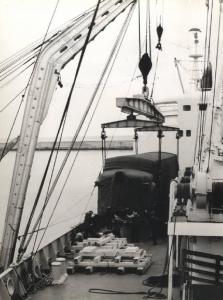 Porto di Genova - Imbarco di una locomotiva diesel-elettrica per le Ferrovie del Cile
