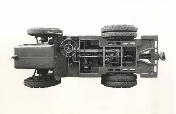 Ernesto Breda (Società) - Autocarro tipo corto a quattro ruote motrici