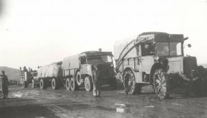 Africa Orientale Italiana - Trattrice militare pesante Breda 32 con gru seguita da autocarro militare "Dovunque"