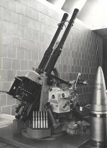 Roma - Mostra autarchica del Minerale italiano - Padiglione delle Armi - Complesso binato di mitragliera Breda calibro 20 mm per impiego navale
