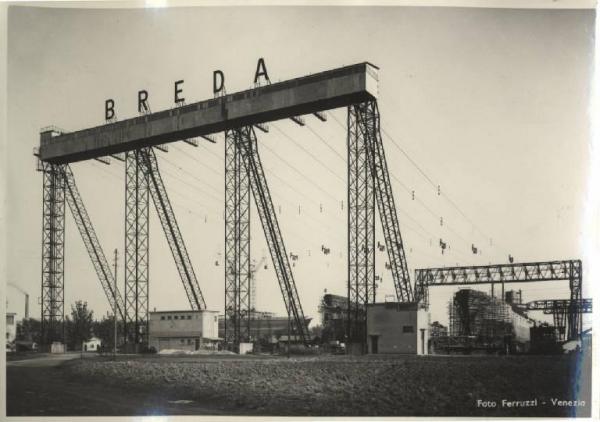 Marghera - Cantiere navale Breda - Scali e teleferiche visti da terra