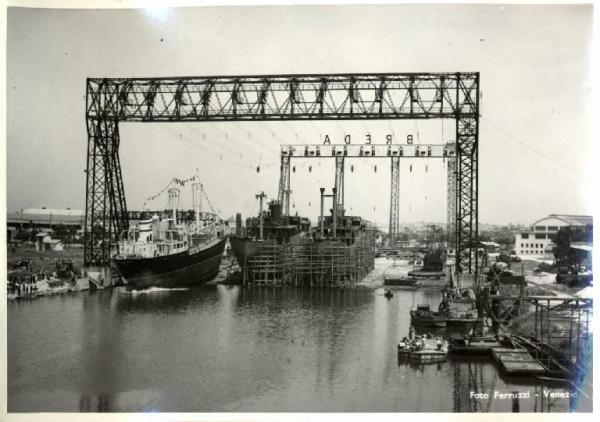 Marghera - Cantiere navale Breda - Scali e teleferiche visti da mare