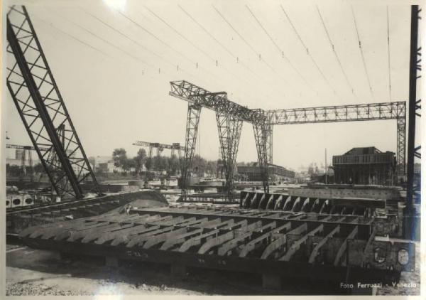 Marghera - Cantiere navale Breda - Barche-porta e doppifondi in costruzione